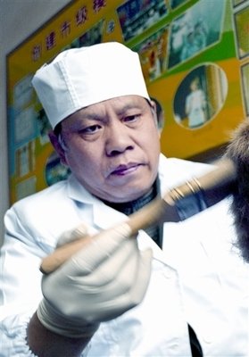 未婚怀孕的姑娘，情敌请她吃饭。