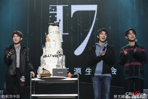 92岁生日会，查尔斯还管自己叫妈咪，女王瞬间甩脸色。