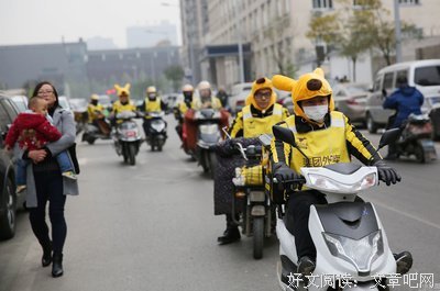 凌晨街头，外卖小哥崩溃大哭：我赔给你的，是儿子的救命钱！