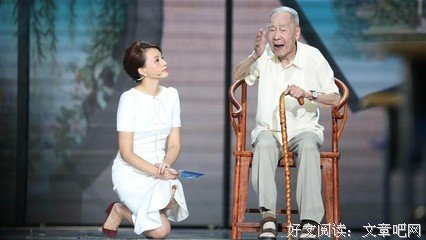 董卿：我跪着，是因为穿着裙子不好蹲 这种善良最美！（已看哭）