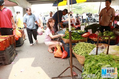 背LV逛菜市场的时髦女孩