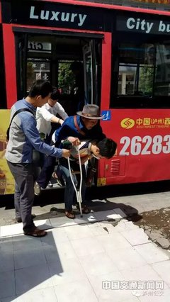 公交司机拒载？拖拽碾压82岁老人致死… 老年人是“定时炸弹”？