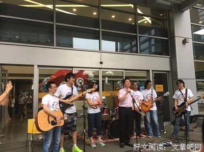 我们奋力向前，却是逆水行舟