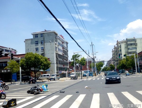外卖小哥送餐的时候，我把他拉进了卧室……