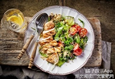 你这么瘦，肯定吃得很饱吧