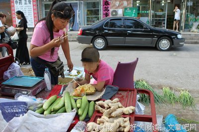 我的女儿，是个摆地摊的人
