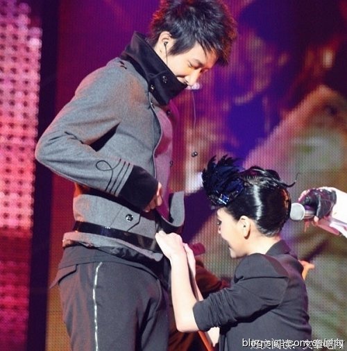 如何跟女生发生身体接触？“吃豆腐”方法大全！