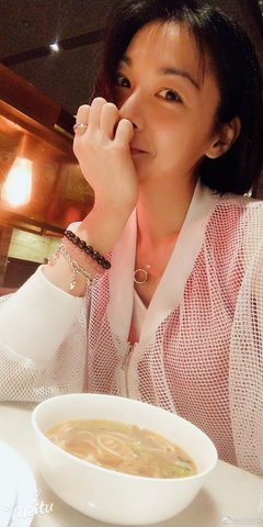 被当男孩养大，却演遍坏女人，被爆双性恋无人敢娶，今40岁竟美成