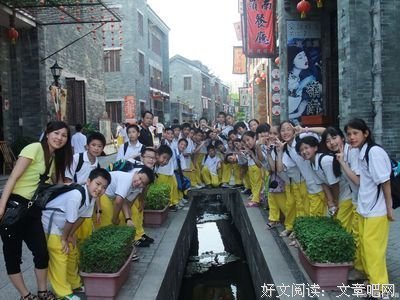 扬州江都学生课上大闹，老师管教，家长拉横幅举报。请大家为老师
