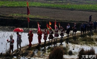 婚姻这袭华丽的袍，她用诗歌，在上面绣了好多只虱