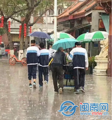 朋友圈刷屏的背影照，揭露最扎心的成功秘诀……