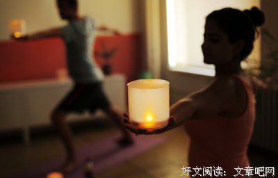 沐浴在琥珀色的烛光中
