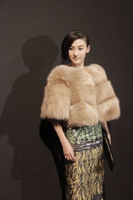 小张柏芝，赵丽颖为她做配，于正炮轰她活该演妈，今低调生娃美成
