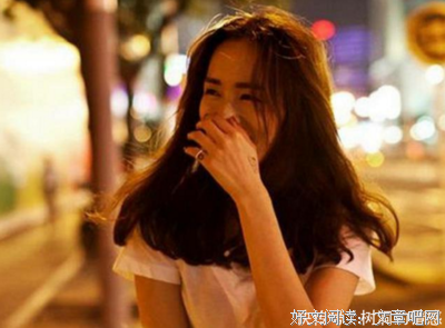 原配给小三送锦旗，两女抢一男的戏码为何总是那么难看