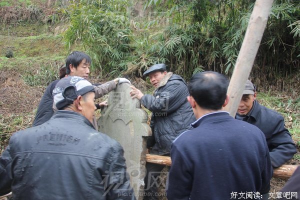 老头为大爱迁祖坟，夜晚电闪雷鸣，第二天坟边竟多了......