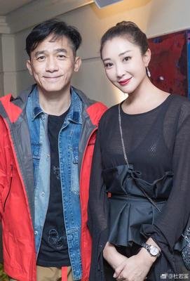刘嘉玲梁朝伟一张合影细节引质疑：男人怎么抱你，就怎么爱你