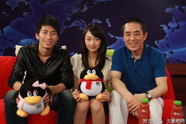 周冬雨会演戏也会做人，时隔八年和张艺谋再次同台，她说：“谋女