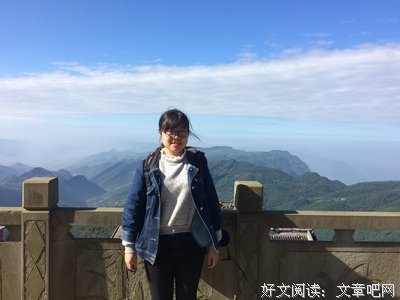 身背太阳前行的年轻人