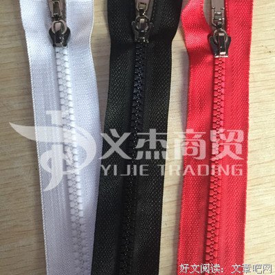 他外衣一脱，全场尖叫！一开口，所有人都哭了