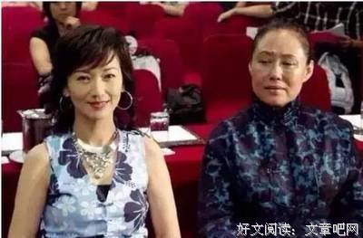 51岁刘嘉玲和50岁宋祖英合影，告诉你女人保养有多么重要！
