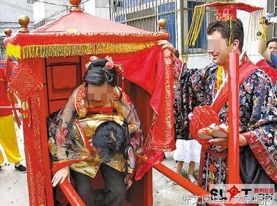 老外含泪吐槽娶中国太太的感受，娶了一家子！眼泪都笑出来了！
