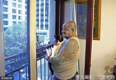 她把安眠药磨成粉，放进孩子奶瓶里