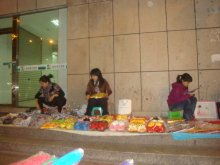 慢慢地，我们从小饭馆变成了全民摄影棚，各种小姐姐来我们店摆出