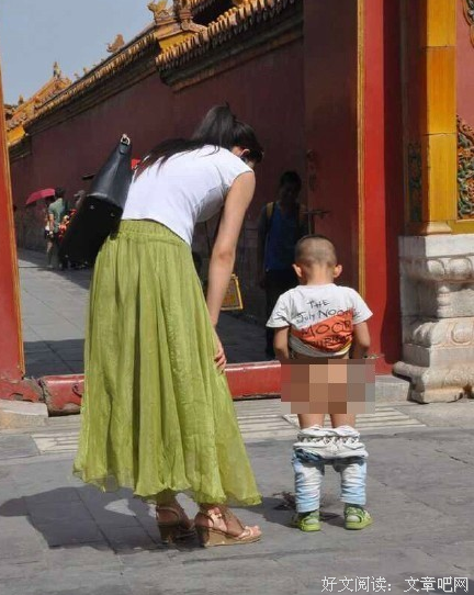 “直播儿子故宫随地小便”：被垃圾家长毁掉的孩子