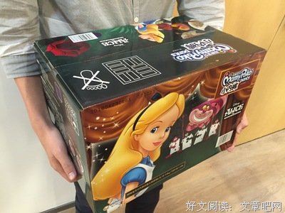 迪士尼摸臀者妈妈：我儿子才8岁，摸你一下咋了？你这么丑，没被别
