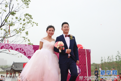 为城市边缘老人举行婚礼、在停机坪上办派对，这家“不务正业”的