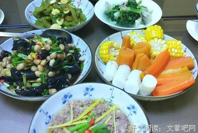 周末起床，婆婆居然没有端上早餐，平时只给我做四个菜，简直难以