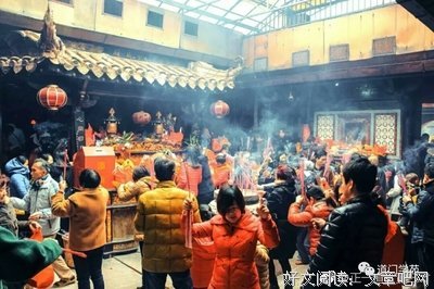 天灵灵地灵灵，你烧香的动作灵不灵？——《一看就懂的寺院指南》