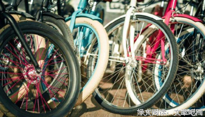 男子偷了自行车，骑回家发觉轮胎有毛病，割开后果断报警！