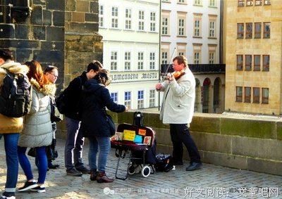我在街头问：可以给我五块钱吗？