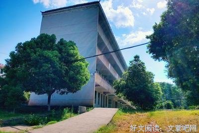 他是最酷的中文作家，几乎承包了我们的童年男神