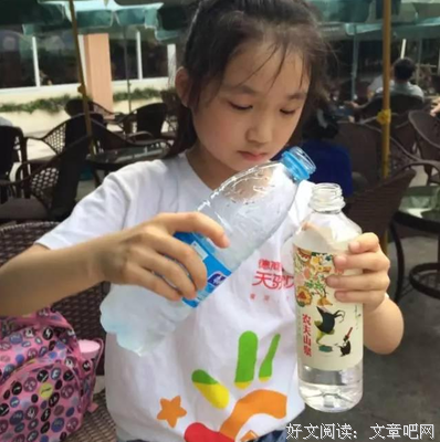 你笑我为了赚钱狼狈不堪，我说你离开父母吃饭都难