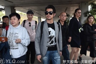 她曾是歌坛一姐，年过半百、皮肤黝黑，却被三个男人宠成少女！