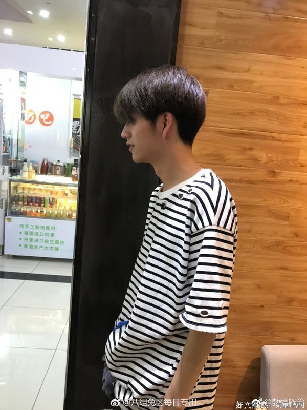 对面的理发小哥看过来