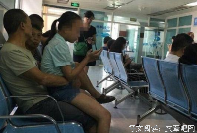 14岁女儿穿睡衣坐爸爸腿上，妈妈觉得不对劲，爸爸反应让人担忧