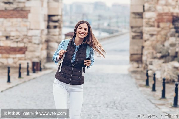 由于跟你度过一个下雨天，当孤单看着雨都会愉快点