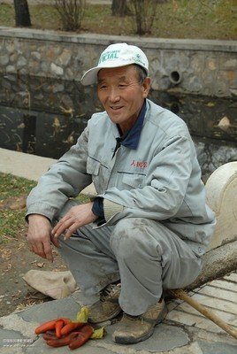 清洁工被逼下跪：生而为人，我劝你善良
