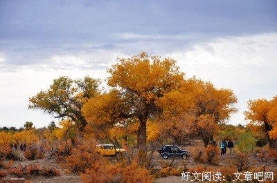 丹霞地貌被多人踩踏玩乐：对不起，你配不上朋友圈的美景！