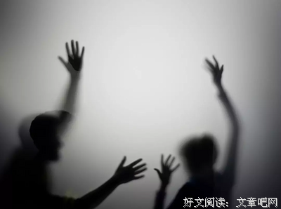 她动手术，老公把她的药换了。