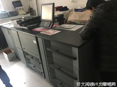 美国夫妇庆祝“空巢”：经营好二人世界，是对孩子最好的教育
