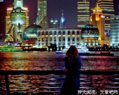 两女员工搞定领导后，一个升职，一个在晚上收到领导短信.....