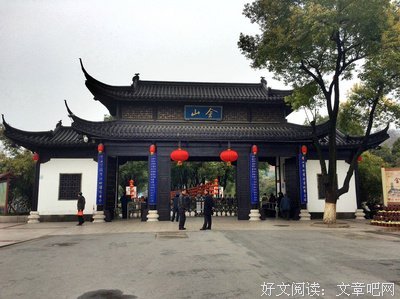 我儿子考上大学，去公园放两条蛇还愿
