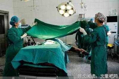 珍贵的剖腹产照片，看哭！女人实在太伟大了！