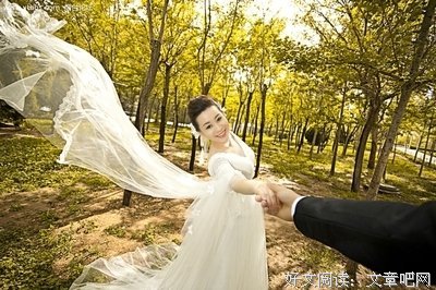妻子死后第7天，他开心去拍婚纱照！