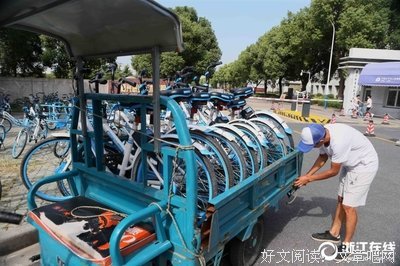 小伙白天寻找失联单车每辆挣4元 晚上出租屋内写70万字小说 | 中国