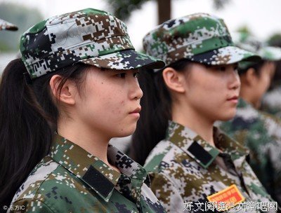 他是一个军人，挺拔，伟岸。